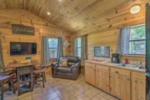 - une cuisine et un salon dans une cabane en rondins dans l'établissement Rustic Mtn-View Cabin Less Than 1 Mile to White River!, à Mountain View