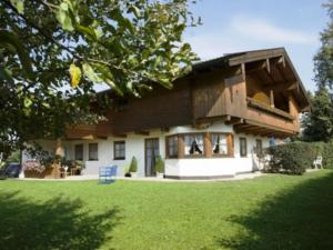 een huis met een grote tuin ervoor bij Bosch Hermann in Grassau