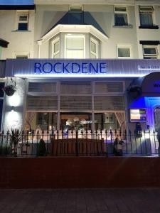 uma fachada de um edifício com um sinal de ciência do rock em RockDene em Blackpool