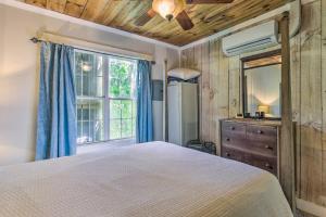 - une chambre avec un lit, une fenêtre et une commode dans l'établissement Rustic and Authentic Farm Stay by DuPont Forest!, à Hendersonville