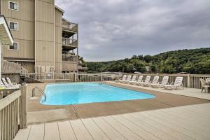 Πισίνα στο ή κοντά στο Osage Beach Condo with Shared Pool and Lake Views!