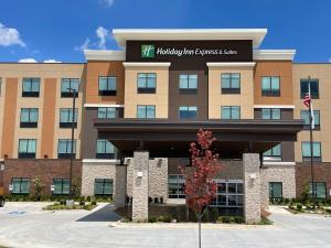 ein Gebäude mit einem Schild auf der Vorderseite in der Unterkunft Holiday Inn Express & Suites - Ft. Smith - Airport, an IHG Hotel in Fort Smith