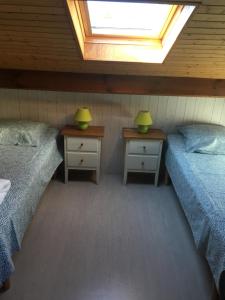 Zimmer im Dachgeschoss mit 2 Betten und 2 Nachttischen in der Unterkunft Villa OCELANDES in Saint-Julien-en-Born