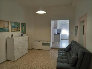 a living room with a couch and a table at B&B La Vela in Villa Rosa