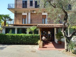a building with a balcony on top of it at B&B La Vela in Villa Rosa