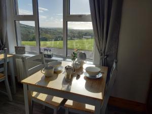 einen Tisch in einem Zimmer mit einem großen Fenster in der Unterkunft Sea Crest B&B Rossnowlagh in Rossnowlagh