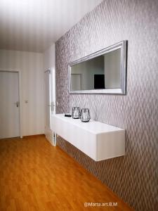 y baño con lavabo blanco y espejo. en Milonia 3, en Bernkastel-Kues