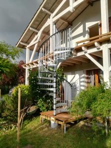 uma escada ao lado de uma casa com um banco em Les Arums de Fondeminjean em Vertheuil-en-Médoc