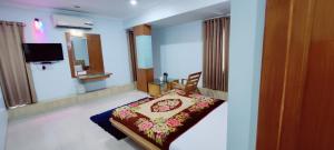 a hotel room with a bed and a mirror at Hotel Easy Retreat in Vapi