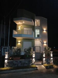 uma casa grande com luzes à frente à noite em Anastasia Mare Luxury em Stavros