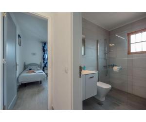 Un baño con ducha, inodoro y lavabo. en Puerto Chico Y, en Playa Blanca 17 fotos más