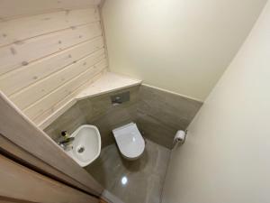 A bathroom at Bungalow Smiltele