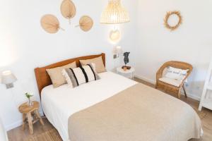 アトウギア・ダ・バレイアにあるVilla Berlengaの大きな白いベッドと椅子のある寝室