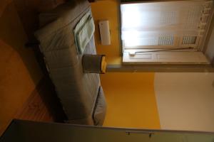 un microondas sentado en una encimera en una habitación en CSI Coimbra & Guest House - Student accommodation, en Coímbra