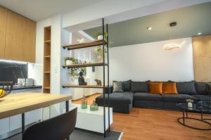 un soggiorno e una cucina con divano e tavolo di LightHouse 17 a Salonicco