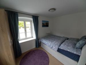um quarto com 2 camas e uma janela em Apartment Salzburg City em Salzburgo