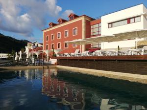 ein Gebäude mit einem Wasserpool vor einem Gebäude in der Unterkunft Douro Hotel Porto Antigo in Cinfães