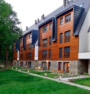 ein großes Gebäude mit Rasen davor in der Unterkunft Apartman Happy day Divčibare in Divčibare