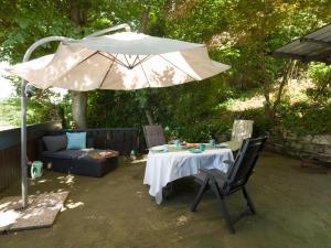a table and an umbrella in a backyard at Ferienhaus Birdy in Blieskastel
