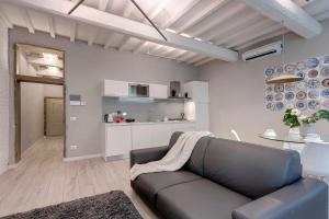 een woonkamer met een bank en een keuken bij Mamo Florence - Fratelli Apartments in Florence