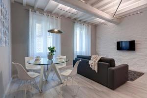 een woonkamer met een tafel en een bank bij Mamo Florence - Fratelli Apartments in Florence