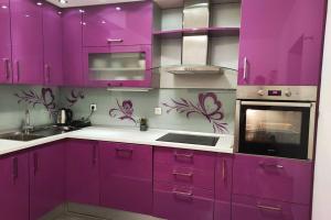 uma cozinha roxa com um lavatório e um fogão em Spacious apartment near city center and the beach em Split