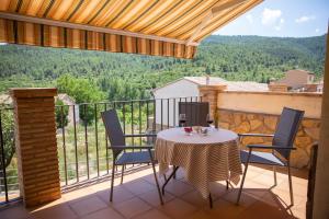 un patio con tavolo e sedie su un balcone di Casa Polito a Olba