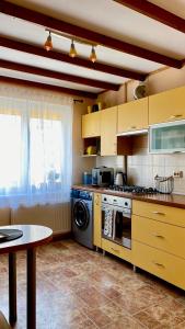 uma cozinha com um fogão e uma máquina de lavar roupa em Cozy one bedroom apartment in the city center em Mažeikiai