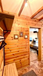een kamer met een houten muur met twee borden erop bij Cozy one bedroom apartment in the city center in Mažeikiai