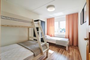 1 dormitorio con 2 literas y escalera en Freshly renovated family apartment, en Kuressaare