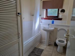 ein Bad mit einem WC und einem Waschbecken in der Unterkunft Carnarvon Street City Centre Apartment in Glasgow