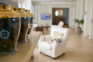 una fila de jarrones en un mostrador en una sala de estar en Hotel Ausonia, en Follonica