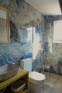 Koupelna v ubytování Vasiliki Residence + 37 fotografií