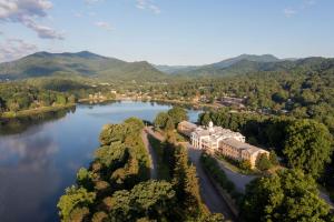 een luchtzicht op een herenhuis aan een meer bij Lambuth Inn in Lake Junaluska