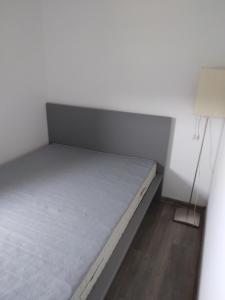 - une petite chambre avec un lit dans l'établissement Aprtman hiška ob kolpi, à Gradac