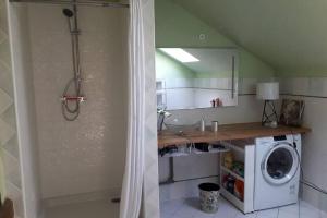 a kitchen with a washing machine in a kitchen at Villa Sauna Tout Confort Pleine Campagne in Ladon