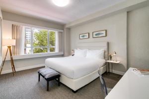 Voodi või voodid majutusasutuse Crest Hotel Suites toas