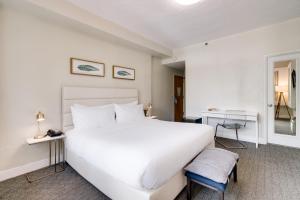 Ένα ή περισσότερα κρεβάτια σε δωμάτιο στο Crest Hotel Suites