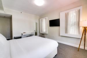 Voodi või voodid majutusasutuse Crest Hotel Suites toas