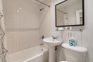 Vannituba majutusasutuses Crest Hotel Suites