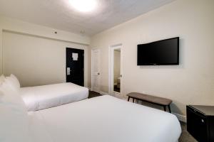 Voodi või voodid majutusasutuse Crest Hotel Suites toas