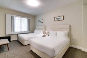 Voodi või voodid majutusasutuse Crest Hotel Suites toas