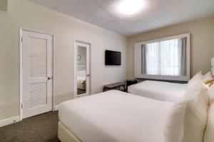 Voodi või voodid majutusasutuse Crest Hotel Suites toas