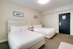 Voodi või voodid majutusasutuse Crest Hotel Suites toas
