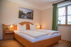 a bedroom with two beds and a window at Hotel & Pension "Zum Birnthaler" in Kallmünz