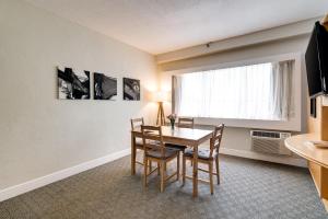 Televiisor ja/või meelelahutuskeskus majutusasutuses Crest Hotel Suites