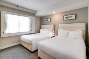 Voodi või voodid majutusasutuse Crest Hotel Suites toas
