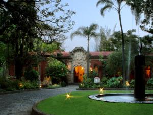 En trädgård utanför Hotel Racquet Cuernavaca