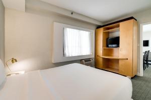 Televiisor ja/või meelelahutuskeskus majutusasutuses Crest Hotel Suites