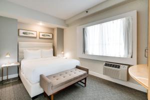 Voodi või voodid majutusasutuse Crest Hotel Suites toas